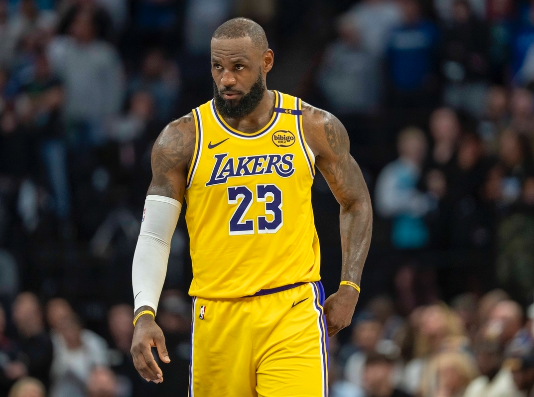 世界杯官网指南-ESPN造谣詹姆斯后，被珍妮·巴斯亲自打脸！还被里奇·保罗嘲讽！